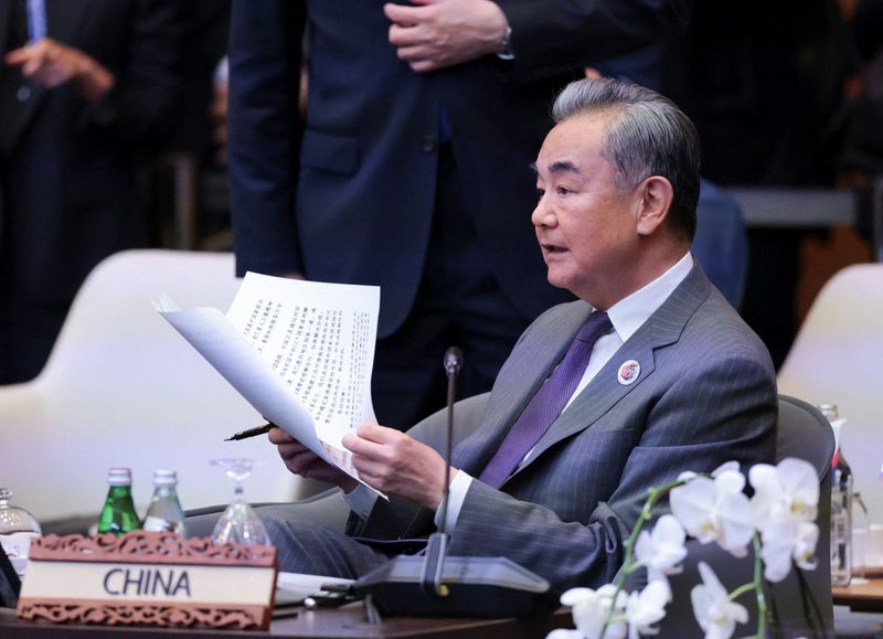 &copy; Reuters. Ministro das Relações Exteriores da China, Wang Yi, em Kuala Lumpur, na Malásian11/07/2025nREUTERS/Hasnoor Hussain