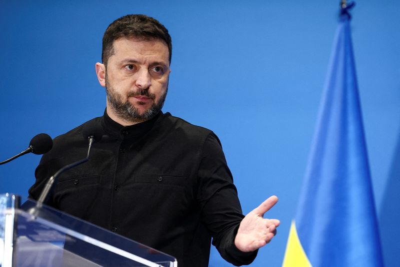 &copy; Reuters. FILE PHOTO: Ukrainian President Volodymyr Zelenskiy gestures during a press conference on the first day of the two-day Ukraine Recovery Conference, on plans for the reconstruction of Ukraine, in Rome, Italy, July 10, 2025. REUTERS/Guglielmo Mangiapane/Fil
