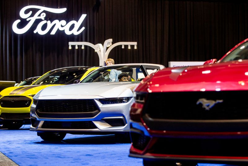 &copy; Reuters. Ford Mustangs são vistos em exposição em feira automobilística no Canadán13/02/2025nREUTERS/Carlos Osorio