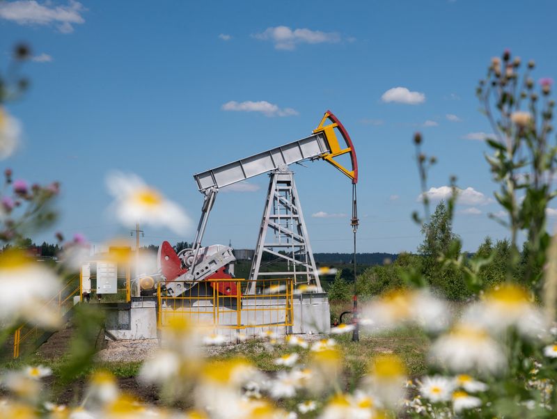 © Reuters. FILE PHOTO: A view shows an oil pump jack outside Almetyevsk, in the Republic of Tatarstan, Russia July 14, 2025. REUTERS/Stringer/ File Photo 