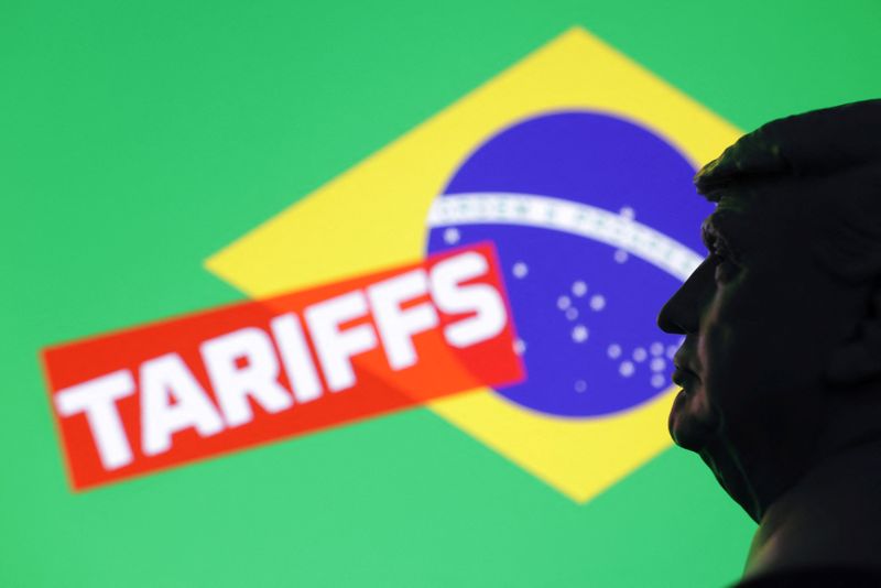&copy; Reuters. Miniatura do presidente dos EUA, Donald Trump, em ilustração diante da bandeira do Brasil com a palavra "tarifas"n23/07/2025. REUTERS/Dado Ruvic/Illustration/File photo