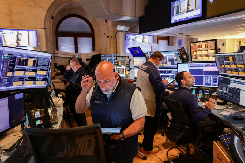 &copy; Reuters. Operadores na bolsa de Nova Yorkn30/05/2025nREUTERS/Jeenah Moon