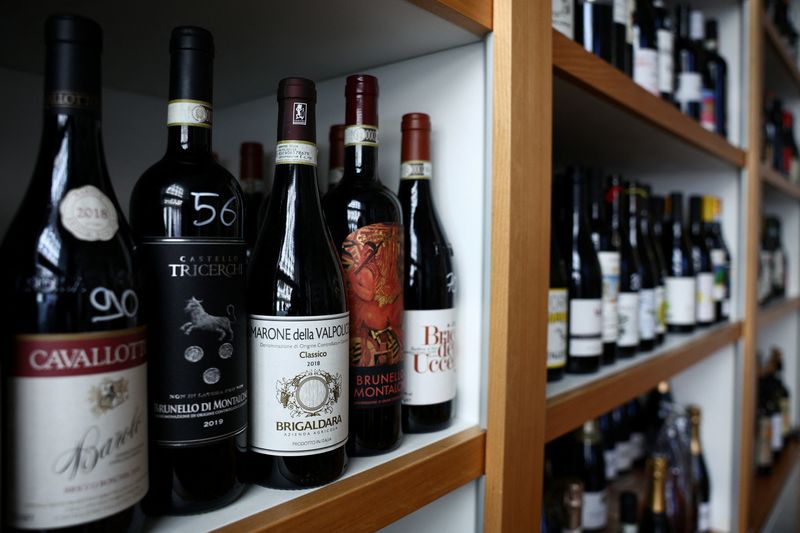 &copy; Reuters. Garrafas de vinho italiano em loja em Roman14/07/2025 REUTERS/Guglielmo Mangiapane