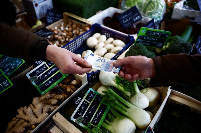 &copy; Reuters. Consumidor faz pagamento com nota de 20 euros em mercado em Nantes, na Françan01/02/2024 REUTERS/Stephane Mahe