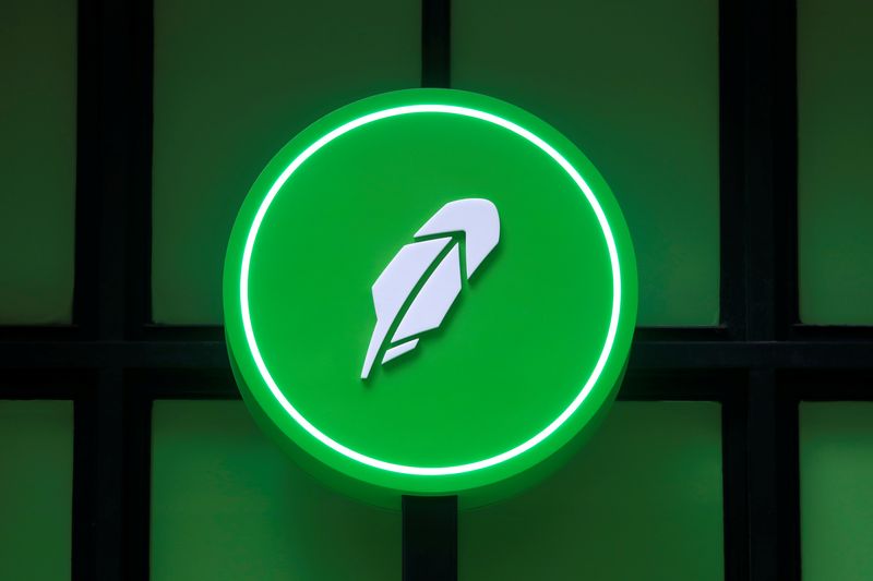 &copy; Reuters. FILE PHOTO: The logo of Robinhood Markets, Inc. is seen at a pop-up event on Wall Street after the company's IPO in New York City, U.S., July 29, 2021. REUTERS/Andrew Kelly/File Photo
