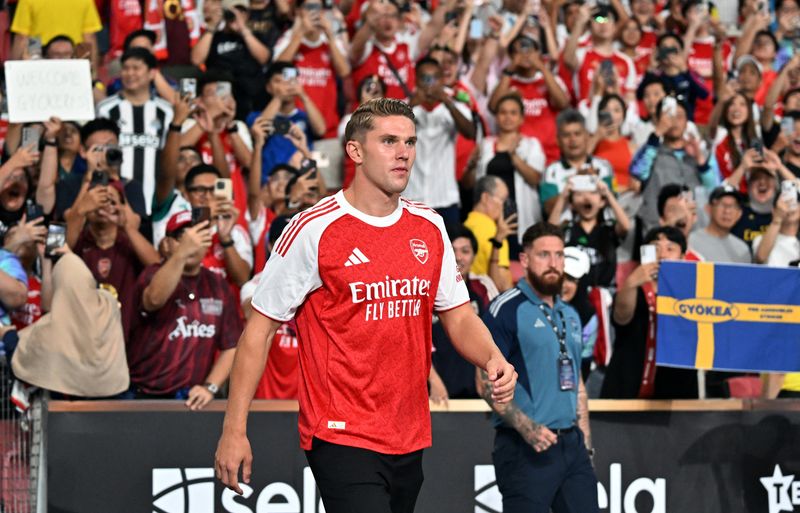 &copy; Reuters. Atacante Viktor Gyokeres é apresentado à torcida do Arsenal antes de amistoso da equipe contra o Newcastle United em Cingapuran27/07/2025 REUTERS/Caroline Chia