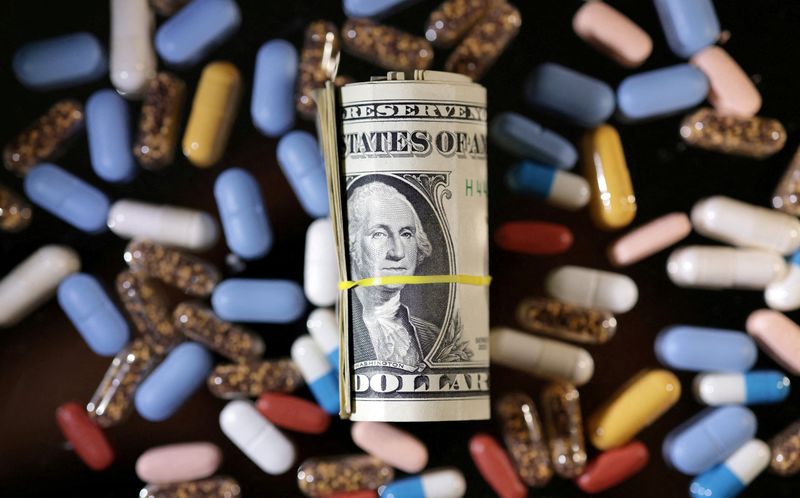 &copy; Reuters. Foto ilustrativa mostra notas de dólar e medicamentosn27/06/2024nREUTERS/Dado Ruvic