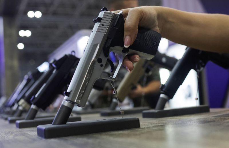&copy; Reuters. Armas expostas em evento no Rio de Janeiron11/04/2023nREUTERS/Ricardo Moraes