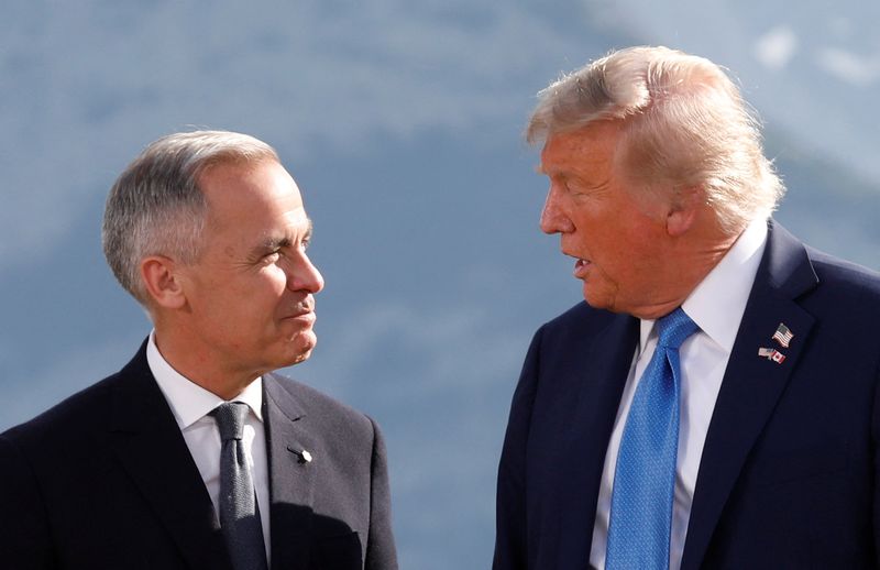 &copy; Reuters. O presidente dos EUA, Donald Trump, e o primeiro-ministro do Canadá, Mark Carney, conversam durante foto na Cúpula do G7 em Kananaskis, Alberta, Canadán16/06/2025nREUTERS/Amber Bracken