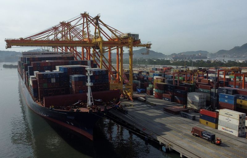 &copy; Reuters. Atividade comercial no porto de Manzanillo, Méxicon14/12/2023nREUTERS/Daniel Becerril