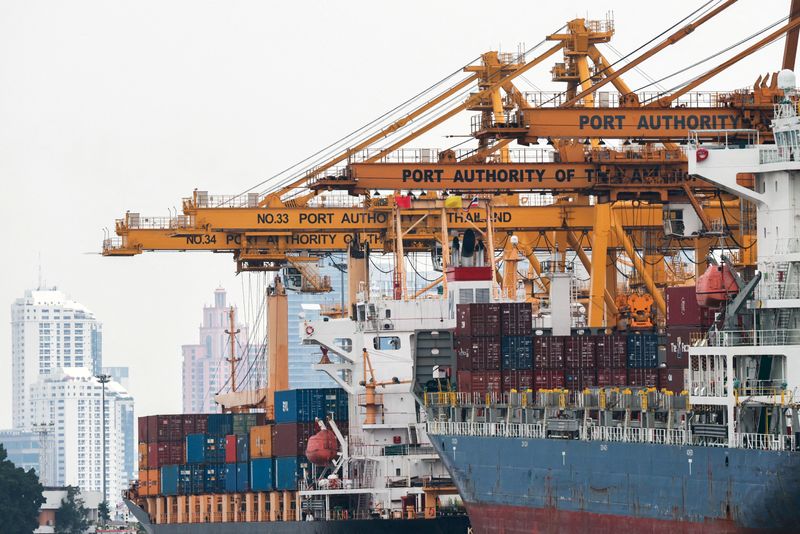 &copy; Reuters. Cargo ships are loaded with containers while docked at the port of Bangkok, in Bangkok, Thailand, April 3, 2025. REUTERS/Athit Perawongmetha/File Photo