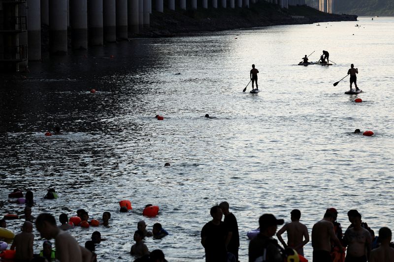 Chongqing residents seek shelter as heatwave hits China's southwest