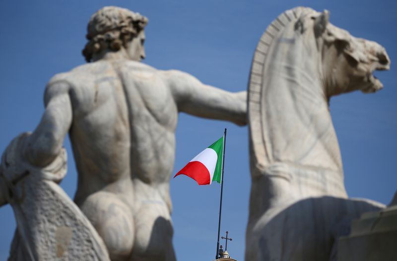 &copy; Reuters. La bandiera italiana sventola sul Palazzo del Quirinale a Roma, Italia 30 maggio 2018. REUTERS/Tony Gentile