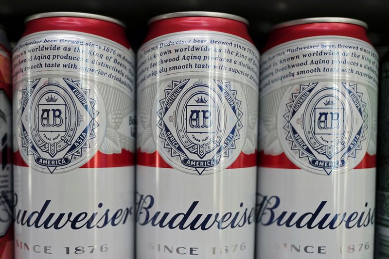 &copy; Reuters. Latinhas de Budweiser em supermercado em Xangai, na Chinan24/02/2022 REUTERS/Aly Song