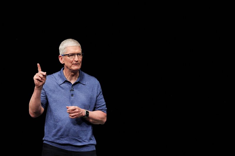 &copy; Reuters. O CEO da Apple, Tim Cook, na sede da empresa em Cupertino, Califórnia, EUA, em 10 de junho de 2024. REUTERS/Carlos Barria/