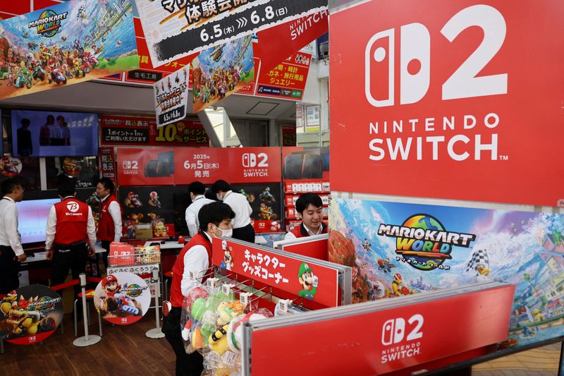 &copy; Reuters. Funcionários no dia em que a Nintendo começa a vender globalmente o console de jogos Nintendo Switch 2, em uma loja de eletrônicos, em Tóquio, Japão, 5 de junho de 2025. REUTERS/Issei Kato