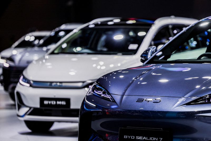 &copy; Reuters. Carros elétricos BYD  em Bangkok, Tailândia, 24 de março de 2025. REUTERS/Chalinee Thirasupa