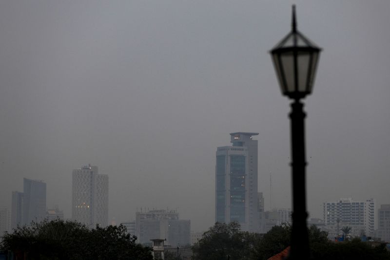 &copy; Reuters. Visão geral em meio à neblina durante a noite em Karachi, Paquistãon03/01/2022nREUTERS/Akhtar Soomro