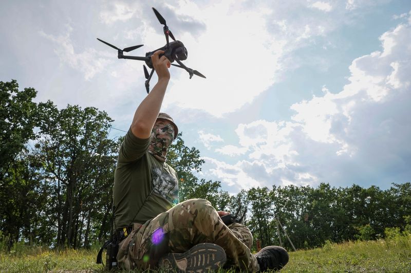 &copy; Reuters. Soldado pratica operação de drones na Ucrânian 30/6/2023   REUTERS/Alina Smutko