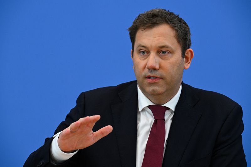 LYNXMPEL7307Z_L German Finance Minister to pay for solid shares on Washington's trip