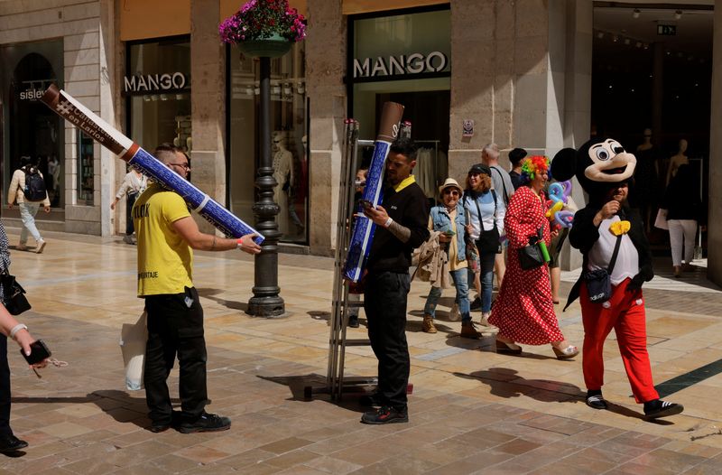 Spain's July jobless falls 0.1% from June to 2.40 million, lowest in 17 years