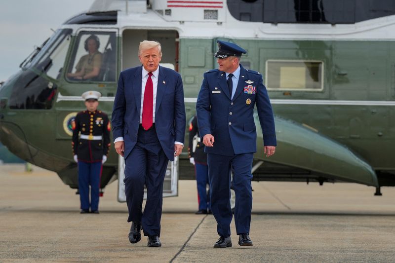 &copy; Reuters. Presidente dos EUA, Donald Trump, desce do helicóptero presidencial na base aérea de Andrews, em Marylandn01/08/2025 REUTERS/Ken Cedeno