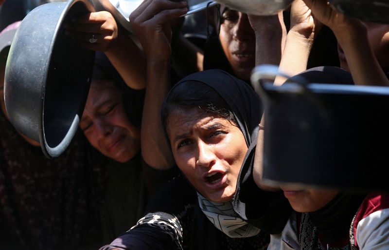 &copy; Reuters. Palestinos aguardam por comida em Khan Younis, sul de Gazan 4/8/2025   REUTERS/Hatem Khaled