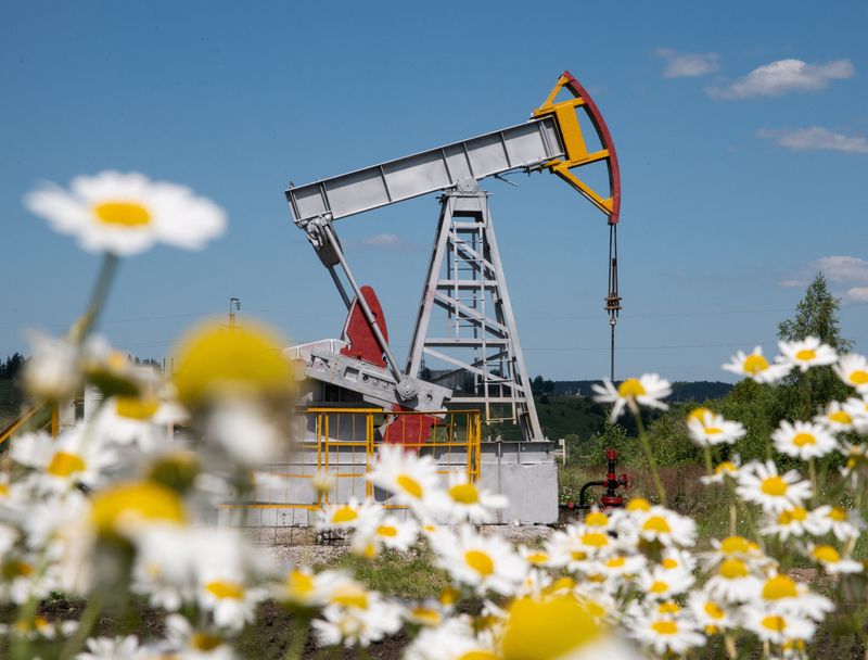 &copy; Reuters. A view shows an oil pump jack outside Almetyevsk, in the Republic of Tatarstan, Russia July 14, 2025. REUTERS/Stringer