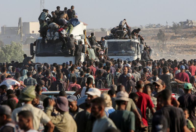&copy; Reuters. Palestinos buscam ajuda em Khan Younis, sul de Gazan 4/8/2025   REUTERS/Hatem Khaled