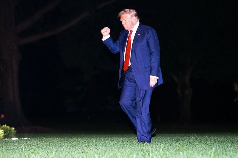 &copy; Reuters. Presidente dos EUA, Donald Trump, na Casa Branca, em Washingtonn03/08/2025nREUTERS/Aaron Schwartz