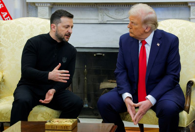 &copy; Reuters. Donald Trump e Volodymyr Zelenskiy na Casa Brancan 28/2/2025   REUTERS/Brian Snyder