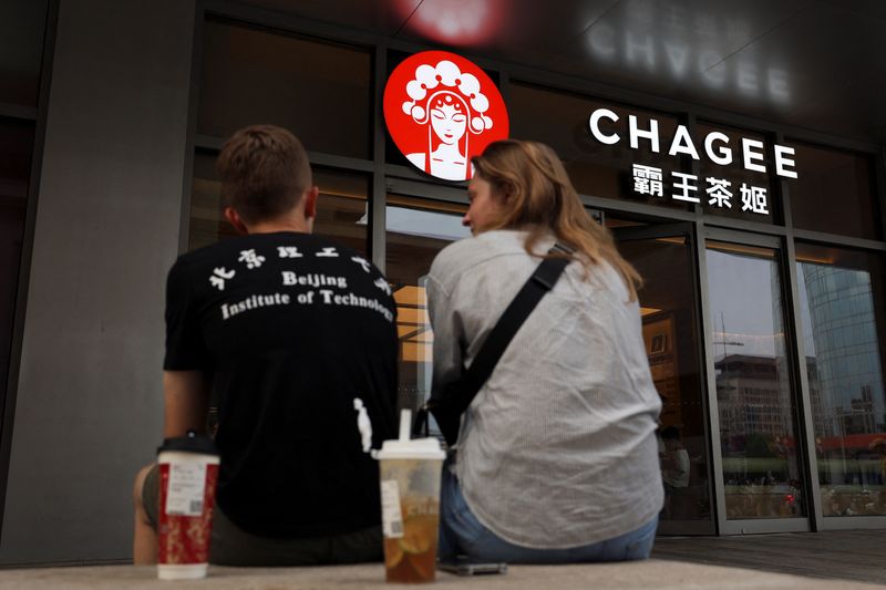 &copy; Reuters. Pessoas sentadas do lado de fora de uma loja da rede chinesa de chá Chagee em um shopping center em Pequim, China, em 31 de julho de 2025. REUTERS/Florence Lo