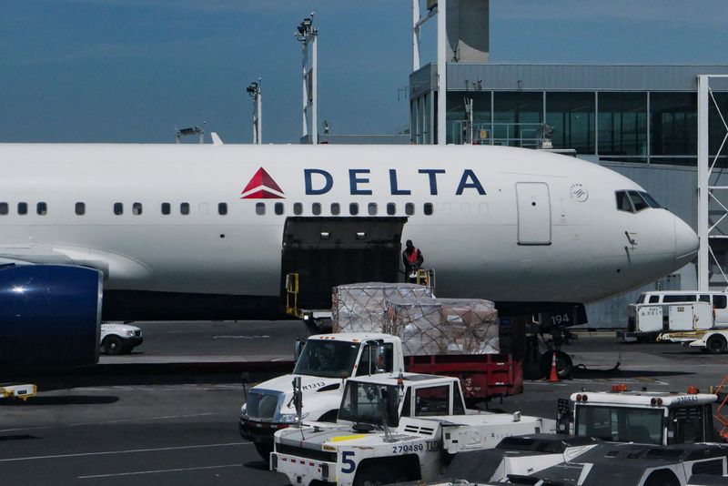 &copy; Reuters. Avião da Delta Air Lines no Aeroporto Internacional John F. Kennedy no Queens, Nova Yorkn23/4/2025 REUTERS/Jeenah Moon/Arquivo
