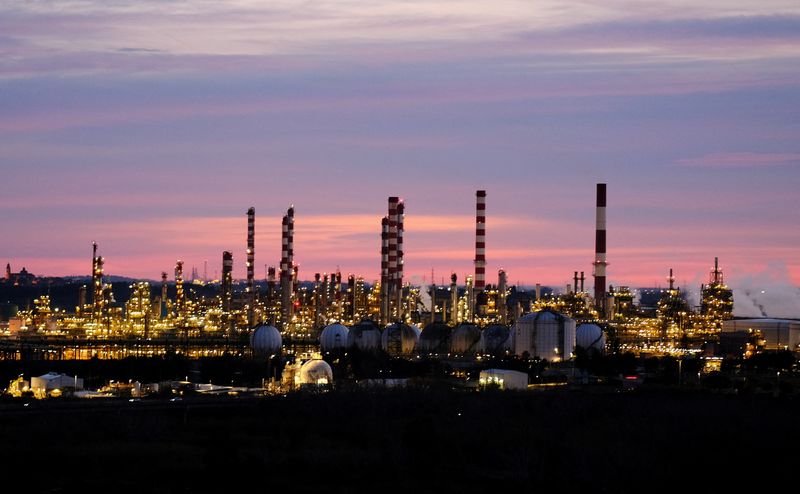 &copy; Reuters. Complexo de refinaria de petróleo da Repsol durante o pôr do sol perto de Tarragona, Espanhan13/02/2025nREUTERS/Nacho Doce