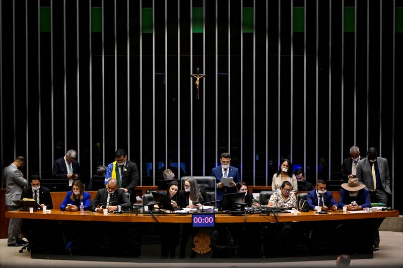 &copy; Reuters. Parlamentares da oposição na Mesa da Câmara tapam a boca para protestar contra a prisão domiciliar do ex-presidente Bolsonaro, em Brasílian05/08/2025nREUTERS/Mateus Banomi