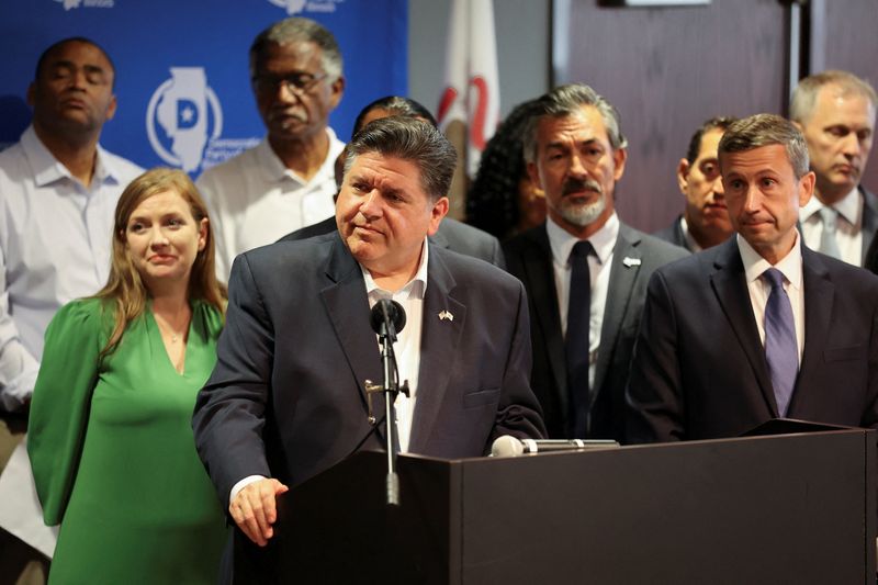 &copy; Reuters. Governador de Illinois, JB Pritzker, participa de entrevista coletiva dada por parlamentares democratas do Texasn05/08/2025nREUTERS/Tom Krawczyk