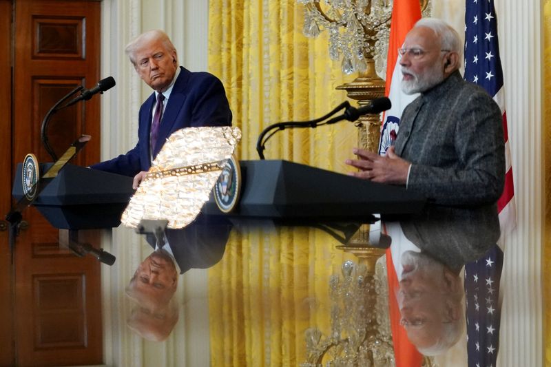 &copy; Reuters. Presidente dos EUA, Donald Trump, e primeiro-ministro da Índia, Narendra Modi, durante entrevista coletiva na Casa Brancan13/02/2025 REUTERS/Nathan Howard