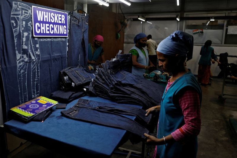 &copy; Reuters. Fábrica de roupas em Ahmedabad, Índian05/08/2025. REUTERS/Amit Dave/File Photo