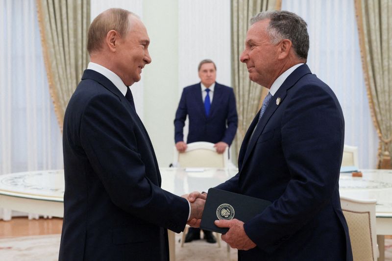 &copy; Reuters. Vladimir Putin e enviado dos EUA Steve Witkoff em Moscoun 6/8/2025   Sputnik/Gavriil Grigorov/Pool via REUTERS