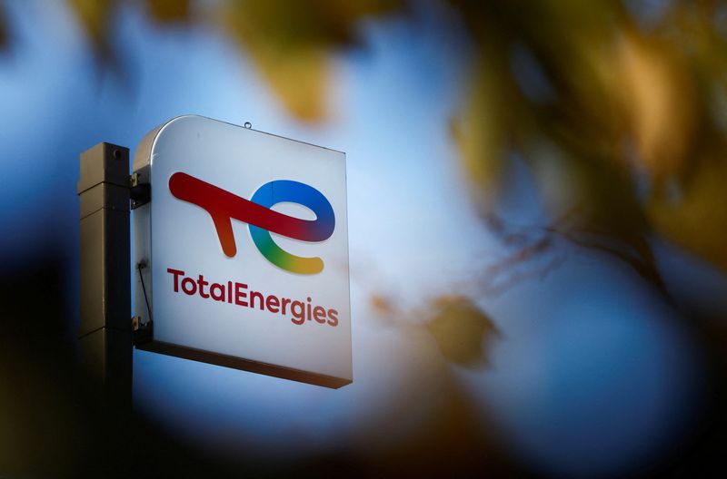 &copy; Reuters. Placa com logo da empresa francesa de petróleo e gás TotalEnergies em um posto de combustível em Bouguenais, perto de Nantes, Françan14/11/2022nREUTERS/Stephane Mahe