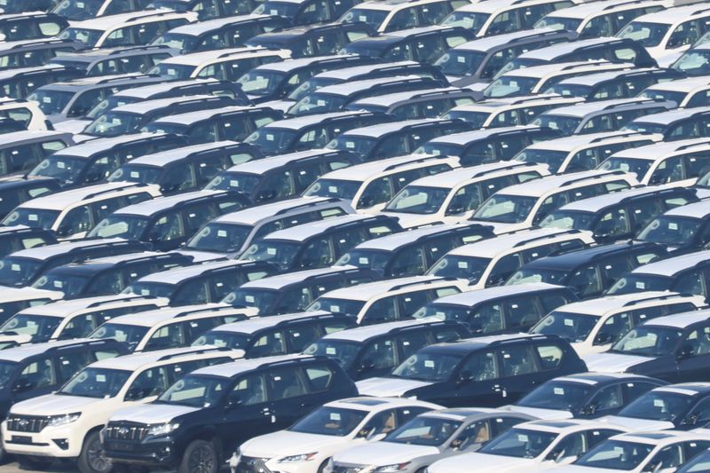 &copy; Reuters. Vista de estacionamento com carros novos para exportação, no porto belga de Zeebruggen14/02/2023nREUTERS/Yves Herman