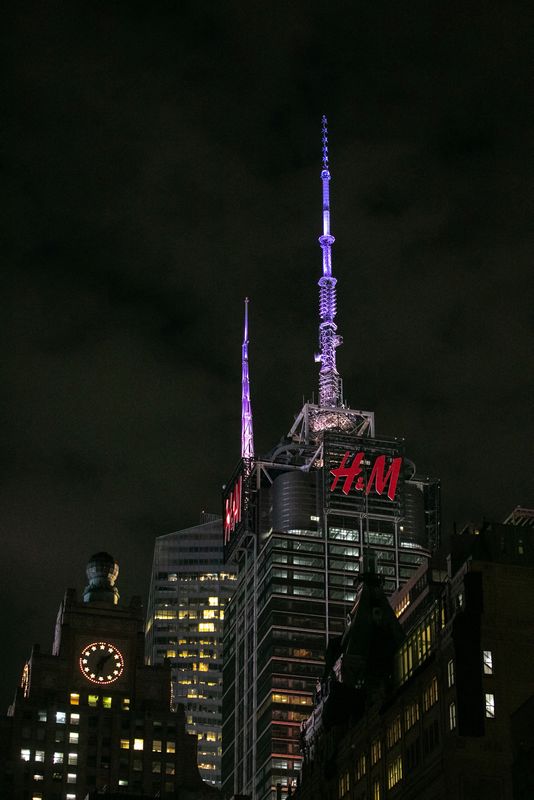 LYNXMPEL750YR_L The owner of Landmark Manhattan, a skyscraper, closes a loan of $ 1.3 billion