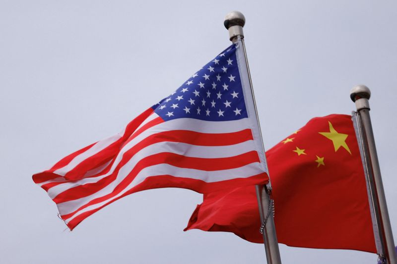 &copy; Reuters. Bandeiras norte-americana e chinesa tremulam em Pequimn08/04/2025nReuters/Tingshu Wangn