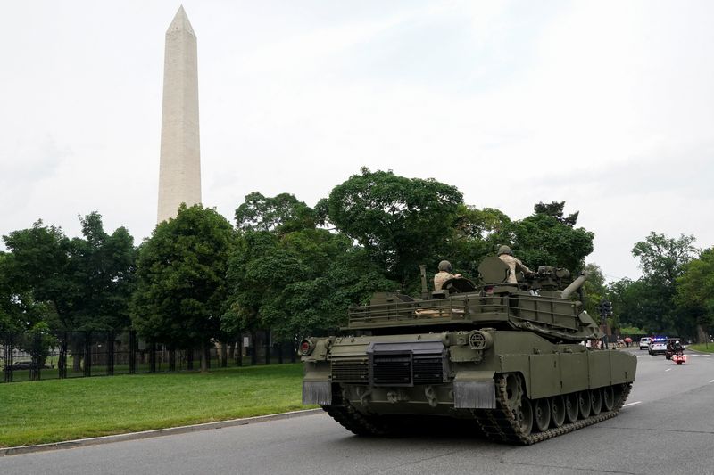 &copy; Reuters. Membros do Exército dos EUA sentados em cima de um tanque M1A2 Abrams em Washington, D.C., EUAn13/06/2025nREUTERS/Nathan Howard