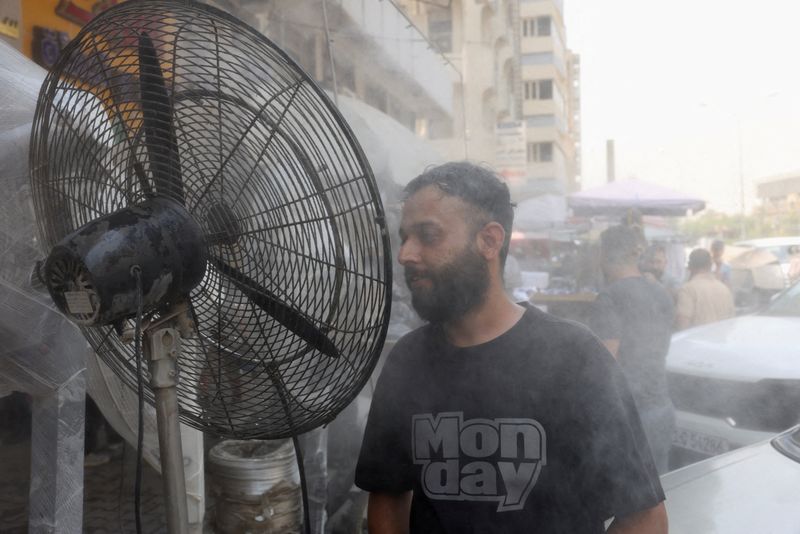 &copy; Reuters. Homem se refresca em BagdánREUTERS/Ahmed Saad