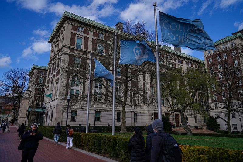 LYNXMPEL760X3_L Trump signs a memorandum requesting universities to reveal admission data