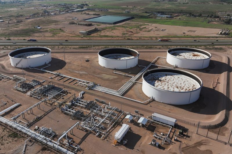&copy; Reuters. Imagem de drone mostra uma parte do parque de tanques de petróleo em Midland, Texas, EUAn11/06/2025nREUTERS/Eli Hartman