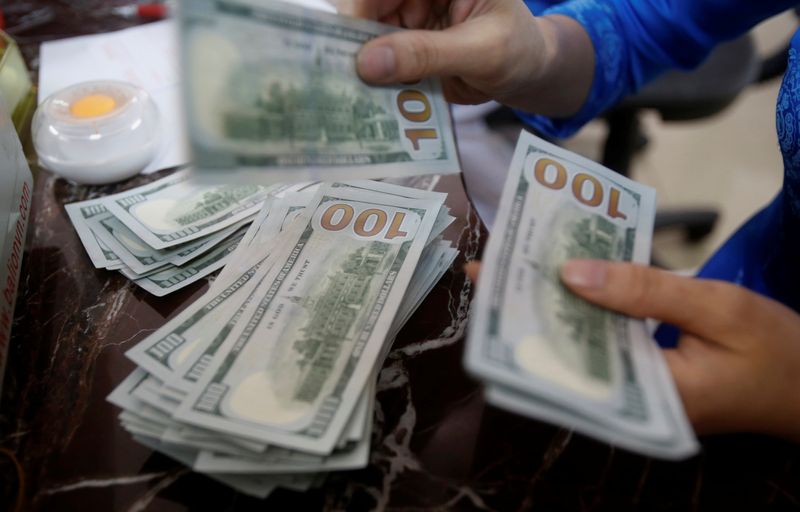 Dólar cai pela 5ª sessão seguida em meio à percepção de alívio sobre impasse Brasil-EUA