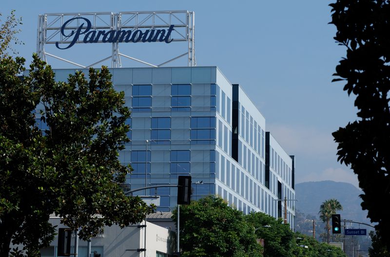 &copy; Reuters. Logotipo da Paramount no topo de edifício em Hollywood, em Los Angeles, Califórnia, EUAn05/08/2025nREUTERS/Mike Blake