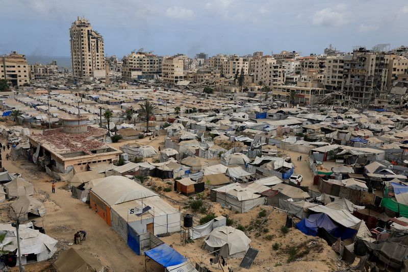 &copy; Reuters. Palestinos em barracas na Cidade de Gazan 1/8/2025   REUTERS/Dawoud Abu Alkas